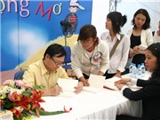 Nhà văn ký tên tặng bạn đọc: Không chỉ để “PR” tác phẩm